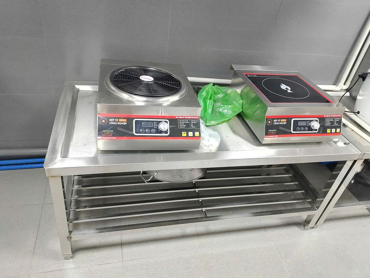 Minh họa các loại bàn bếp inox phổ biến: bàn sơ chế, bàn có chậu rửa, bàn 2 tầng và bàn di động.