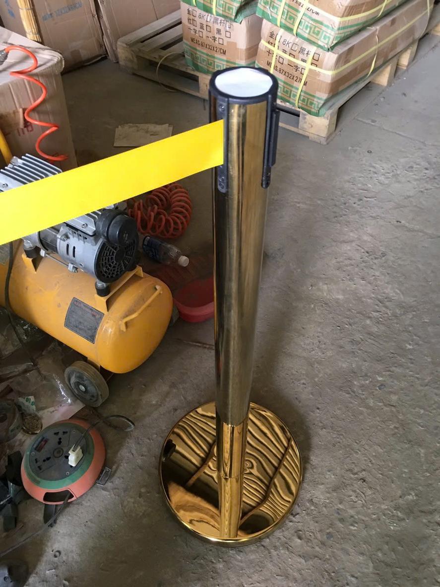 Đa dạng các loại cột chắn inox từ dây kéo, dây nhung đến các phiên bản mạ vàng sang trọng.