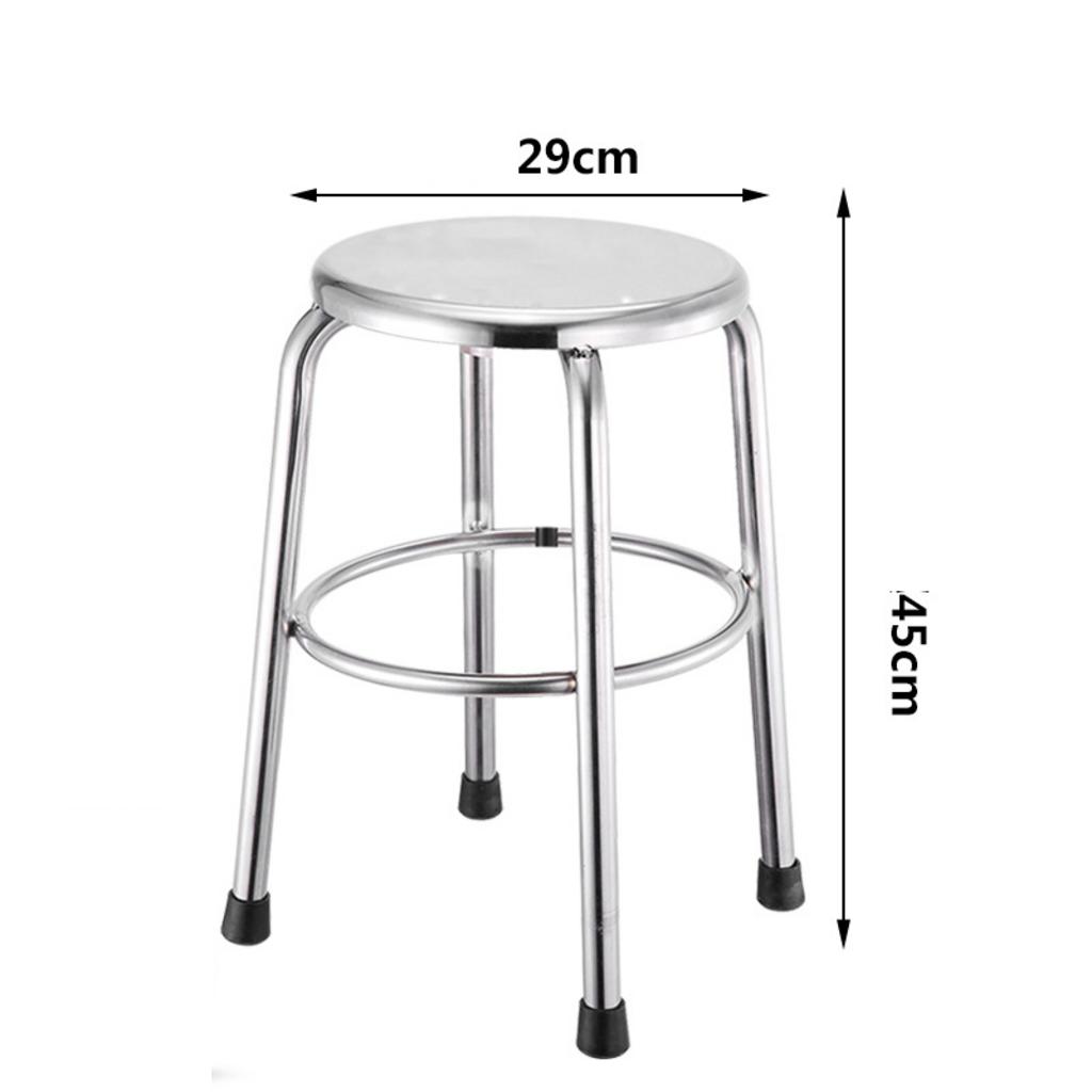 Hai loại ghế inox cao phổ biến: ghế đôn (trái) và ghế quầy bar có tựa (phải).