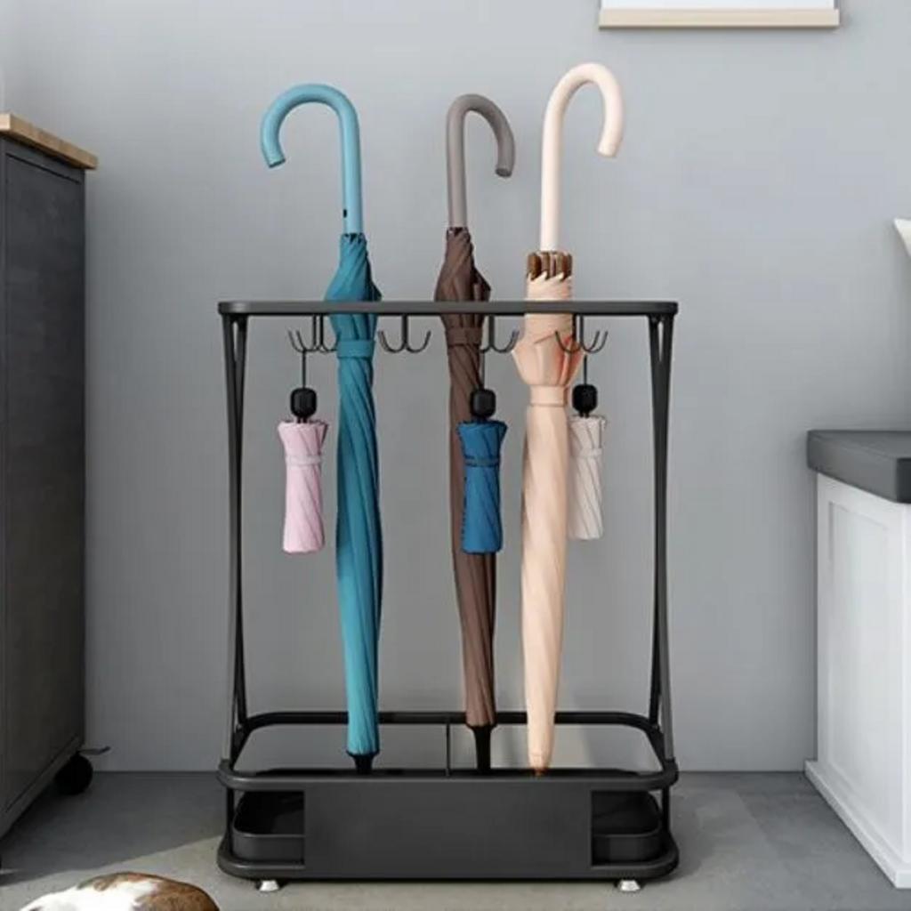 Các loại kệ để ô dù phổ biến: dạng thùng, dạng nhiều ngăn có khóa và dạng giá treo tường.