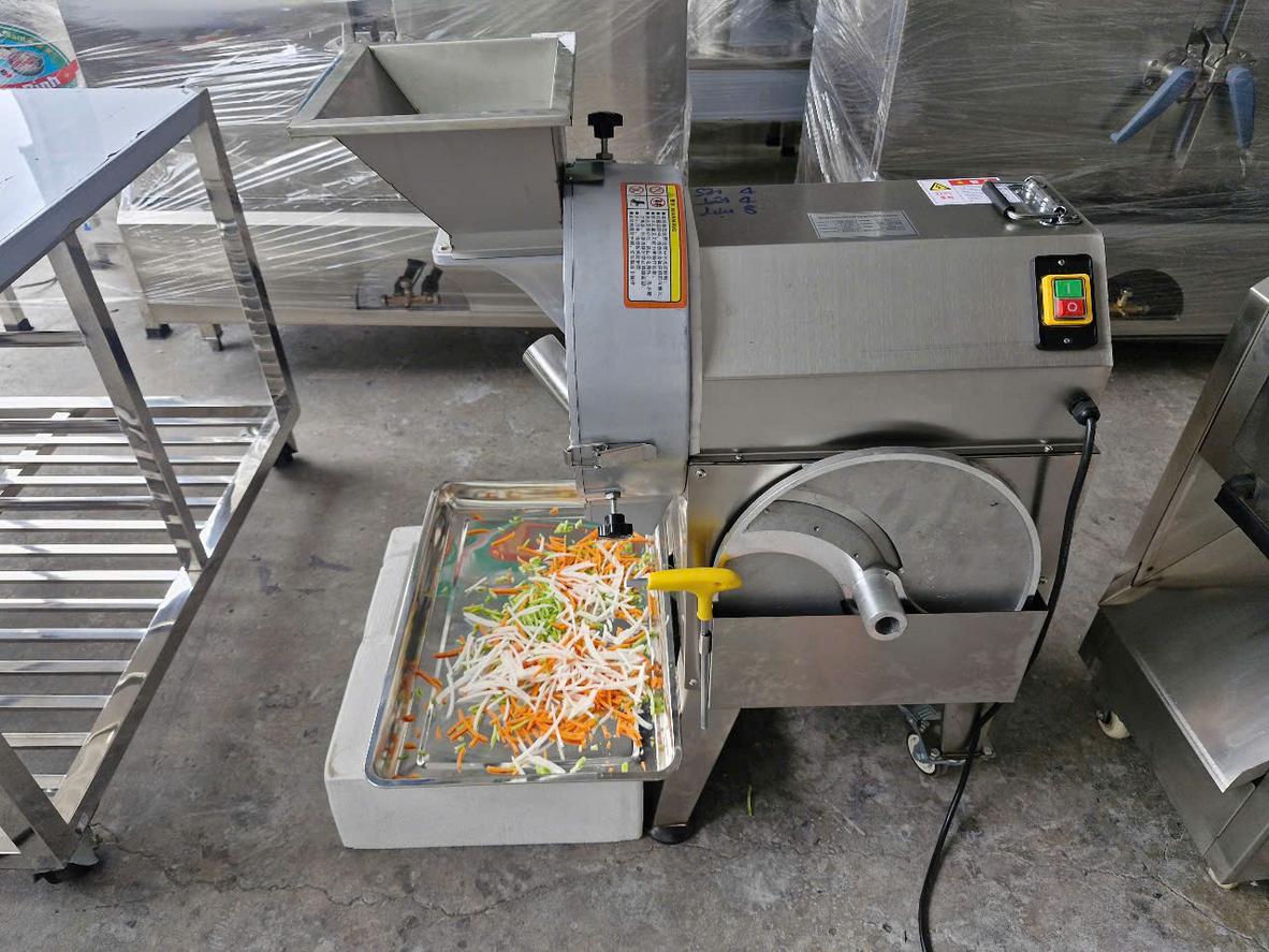 So sánh trực quan giữa máy thái rau củ gia đình (trái) và máy công nghiệp (phải).