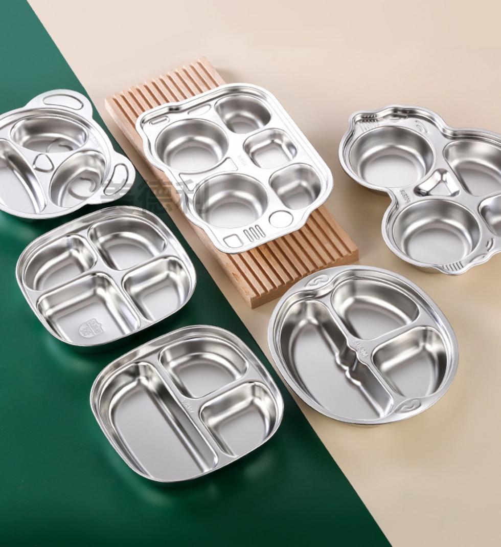 Các loại nắp cho khay cơm: nắp nhựa PP trong suốt và nắp inox đồng bộ.