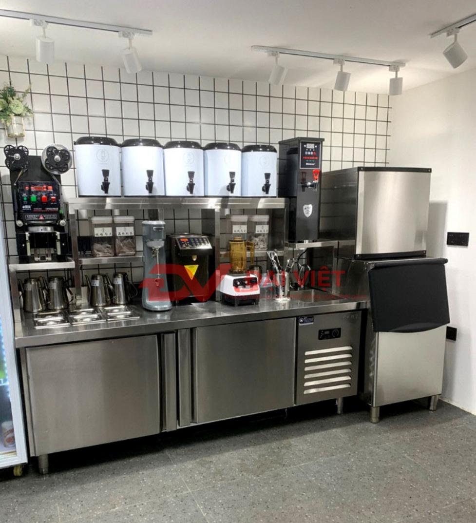 So sánh trực quan giữa một quầy pha chế inox tiêu chuẩn và một quầy được thiết kế theo yêu cầu.