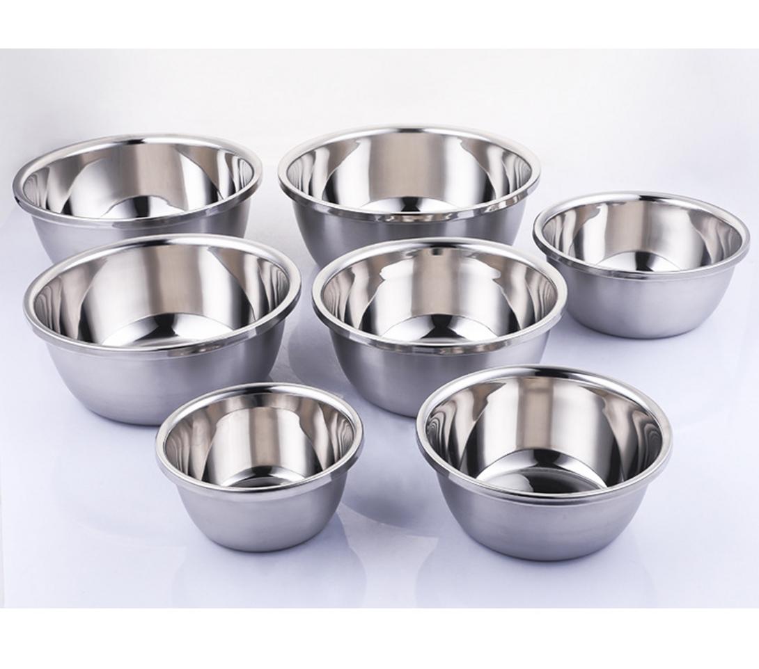 Hình ảnh trưng bày nhiều loại thau inox với thiết kế đa dạng: có quai, có nắp, đáy bằng và bộ thau-rổ đi kèm.