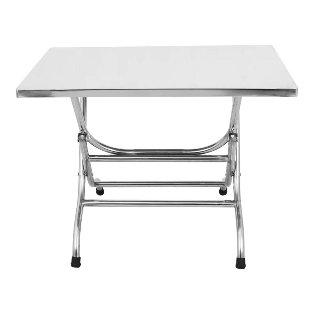 Ba bối cảnh sử dụng bàn xếp inox: một bàn nhỏ trong nhà, một dãy bàn chữ nhật trong bếp công nghiệp, và các bàn tròn tại một sự kiện.