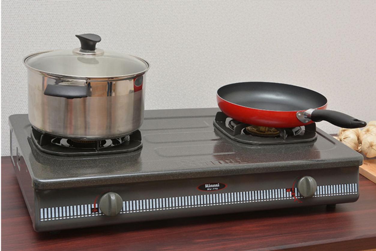 Trưng bày các model bếp gas dương nổi bật từ các thương hiệu Rinnai, Paloma và Electrolux.