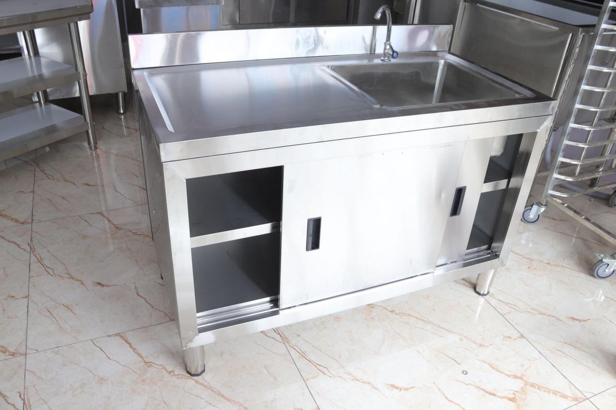 Các yếu tố chính quyết định đến báo giá cuối cùng của một hệ tủ bếp inox.