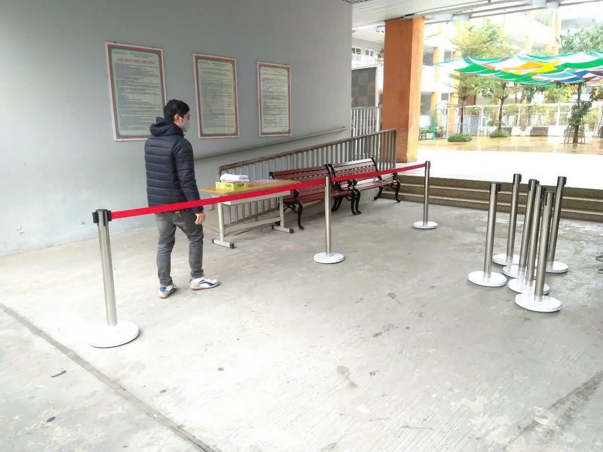 Minh họa cách bố trí và tính toán số lượng cột chắn inox cho một khu vực xếp hàng.