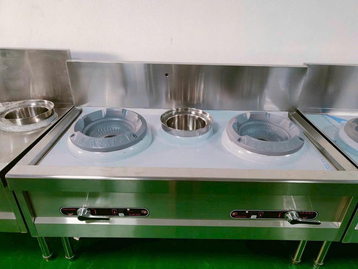 Hình ảnh trước và sau khi cải tạo khu bếp công nghiệp của một nhà hàng đối tác.