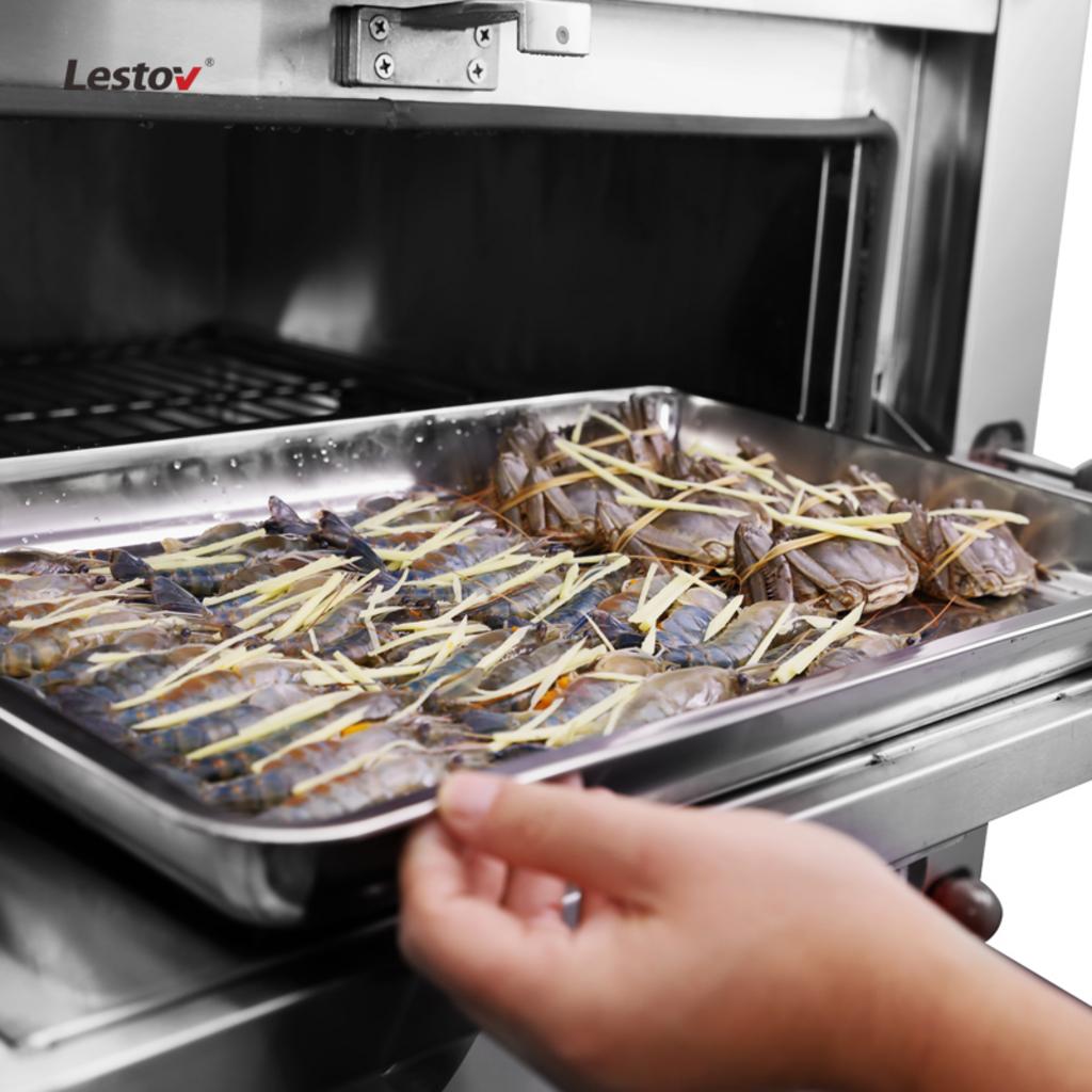 Hình ảnh đội ngũ kỹ thuật Cơ Khí Đại Việt đang hoàn tất lắp đặt và bàn giao hệ thống tủ hấp hải sản cho một nhà hàng lớn.