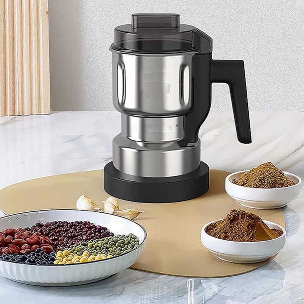 Sơ đồ cấu tạo chi tiết của một máy xay bột công nghiệp với các chú thích rõ ràng cho từng bộ phận: phễu, buồng nghiền, búa đập, lưới sàng, động cơ.