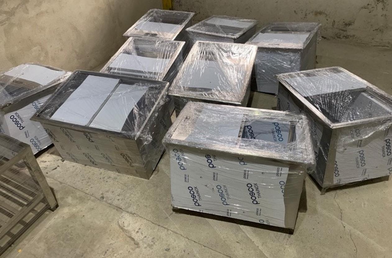 Sơ đồ cấu tạo chi tiết các lớp của thùng đá inox 304 với lớp foam cách nhiệt, khay GN và van xả.