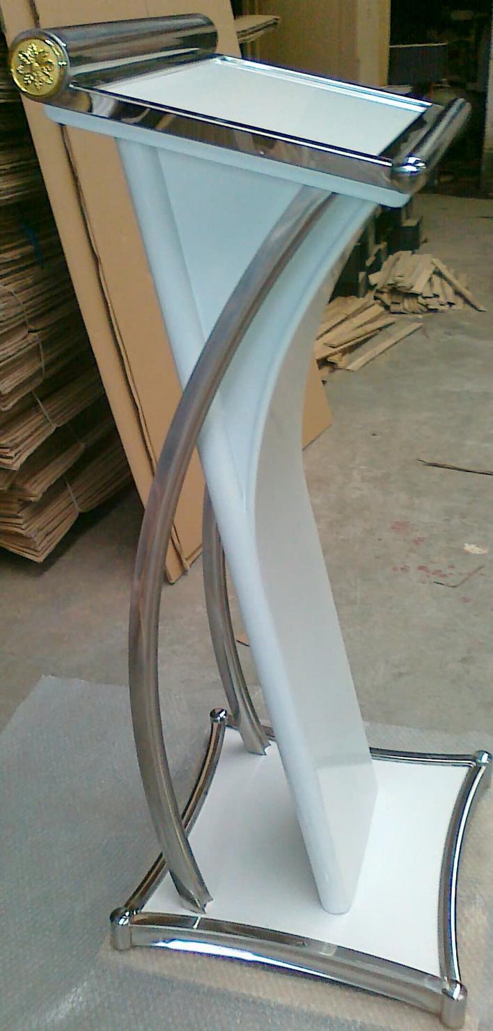 Sơ đồ kỹ thuật thể hiện các kích thước tiêu chuẩn về chiều cao, độ nghiêng và diện tích bề mặt của một bục phát biểu chuyên nghiệp.