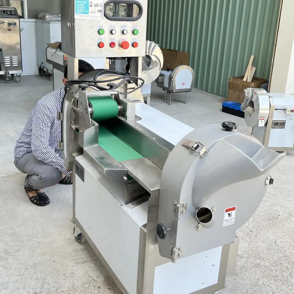 Cận cảnh cấu tạo của một máy thái rau củ công nghiệp, nêu bật các bộ phận quan trọng.