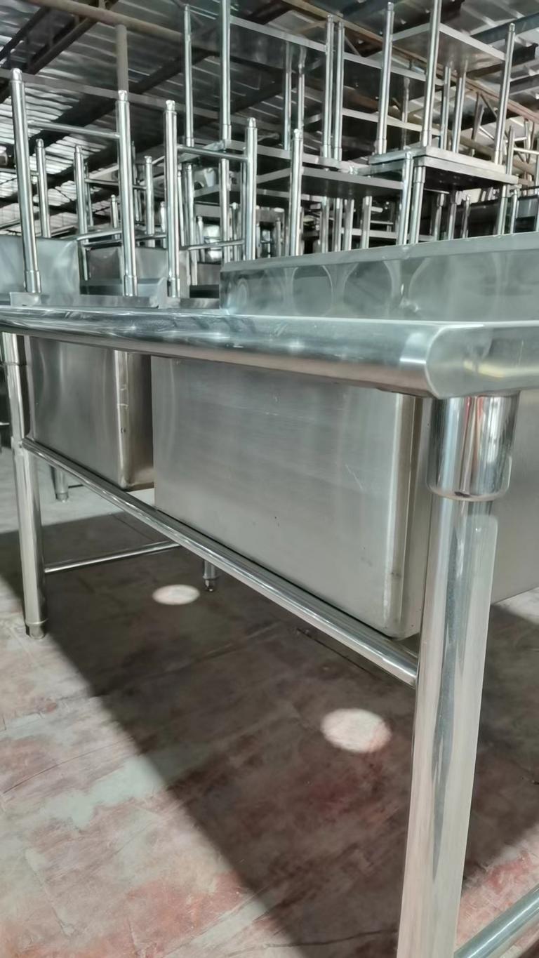 Mối hàn TIG và phần gia công chấn dập CNC thể hiện chất lượng mối nối và thẩm mỹ.