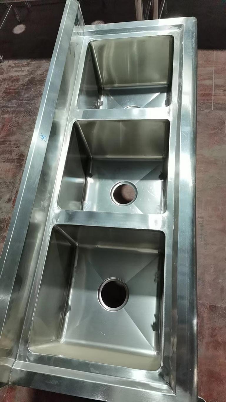 Hình ảnh thực tế Chậu rửa công nghiệp 3 hố kèm kệ trái và 2 kệ trên 2200x750x1550mm sản xuất bởi Cơ Khí Đại Việt, thể hiện thiết kế hiện đại và vật liệu cao cấp.