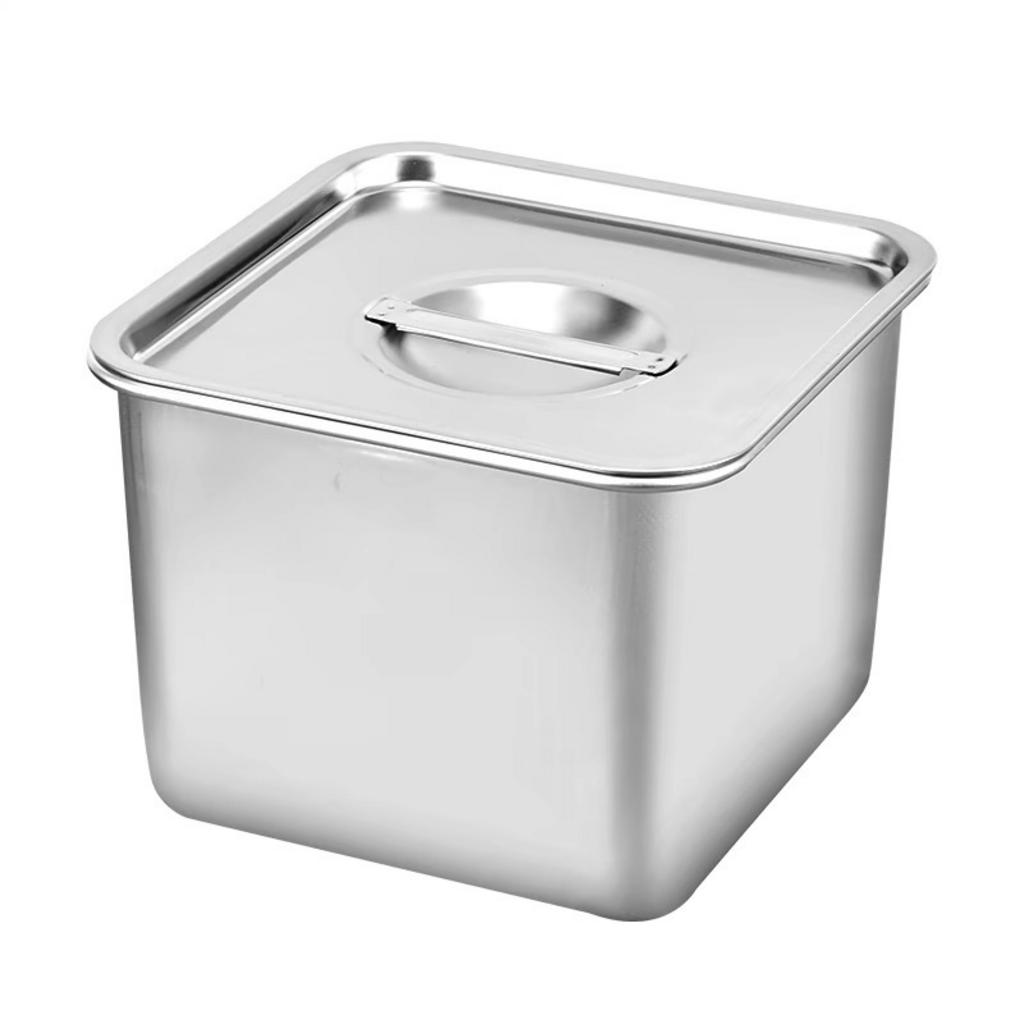 Một khách hàng đang sử dụng checklist để kiểm tra sản phẩm kệ gia vị tại showroom.