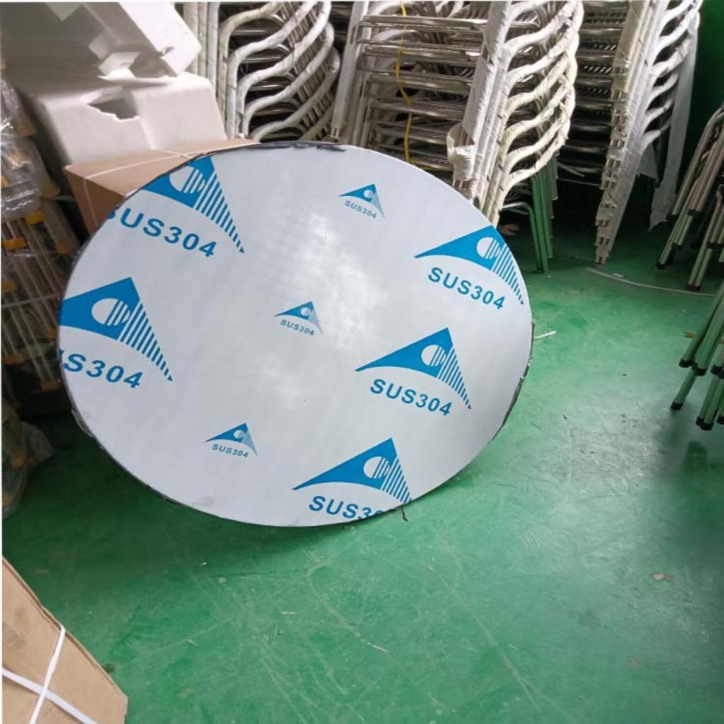 Một checklist hoặc bảng so sánh giúp người dùng ra quyết định lựa chọn mặt bàn inox.