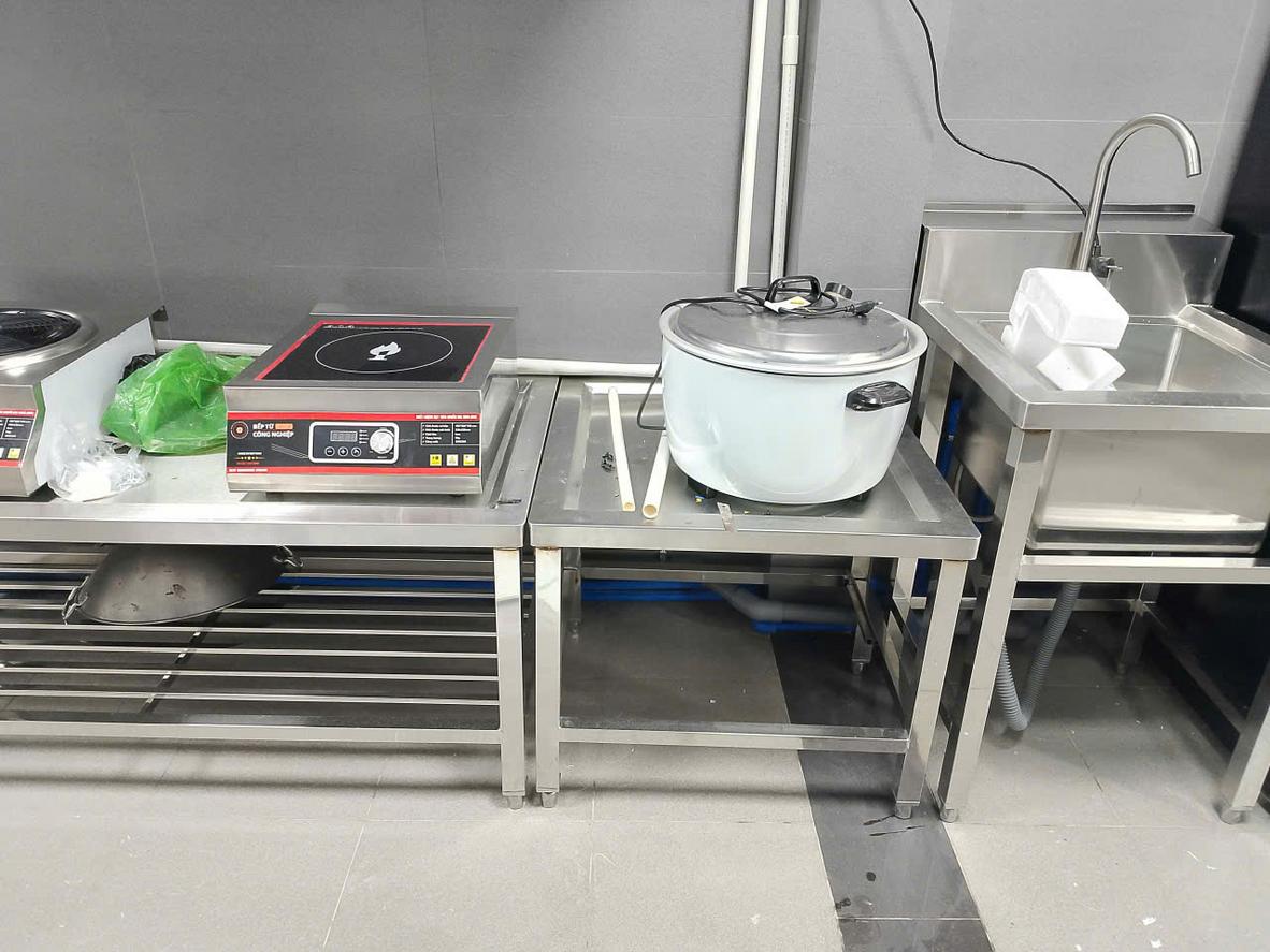 Chú thích chi tiết các bộ phận quan trọng của bàn bếp inox: mặt bàn, gờ chặn nước, khung chịu lực, chân tăng chỉnh.