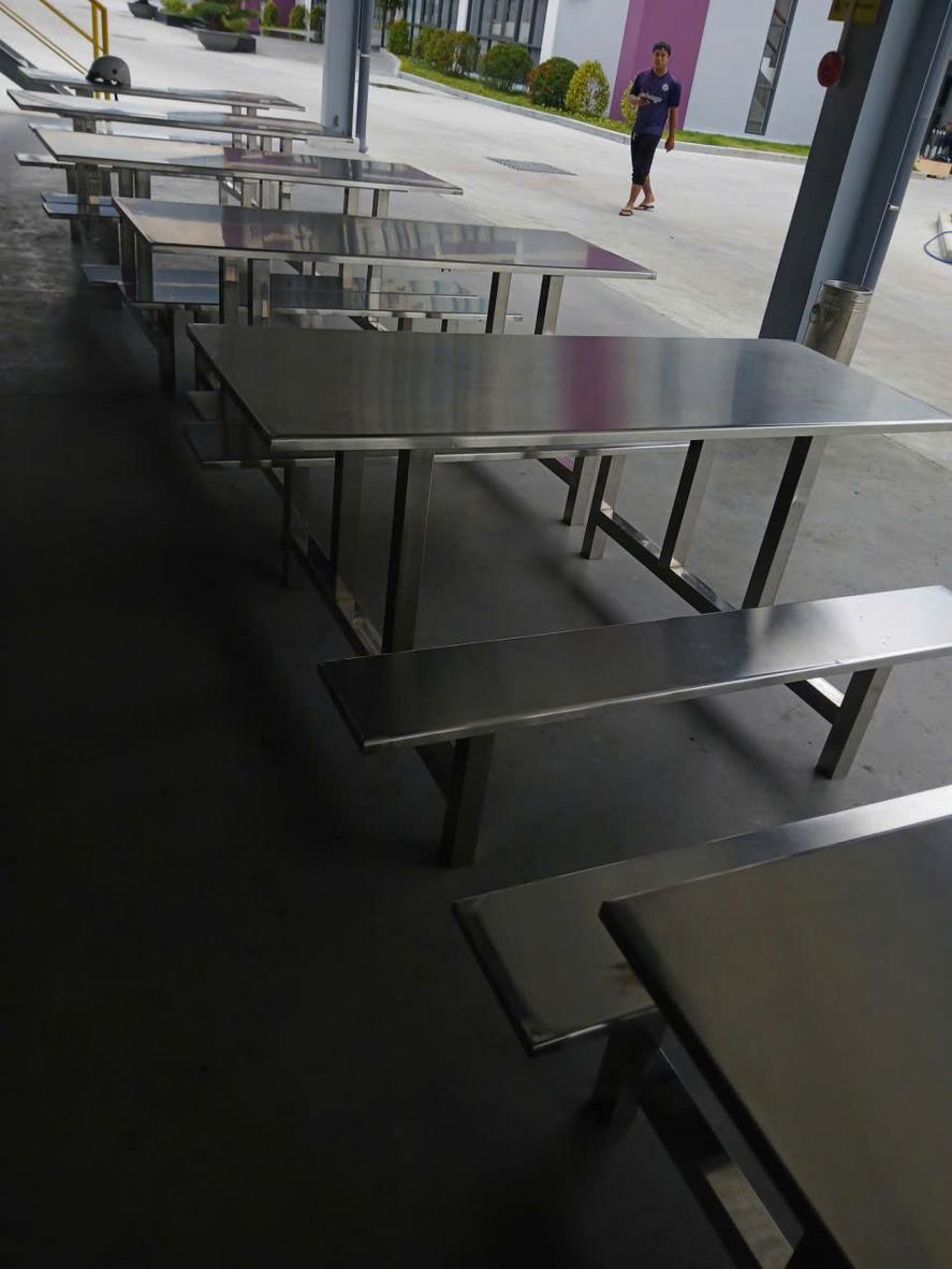 Cận cảnh mối hàn TIG trên khung chân bàn inox hộp 40x40 và bề mặt inox 304 xước hairline.