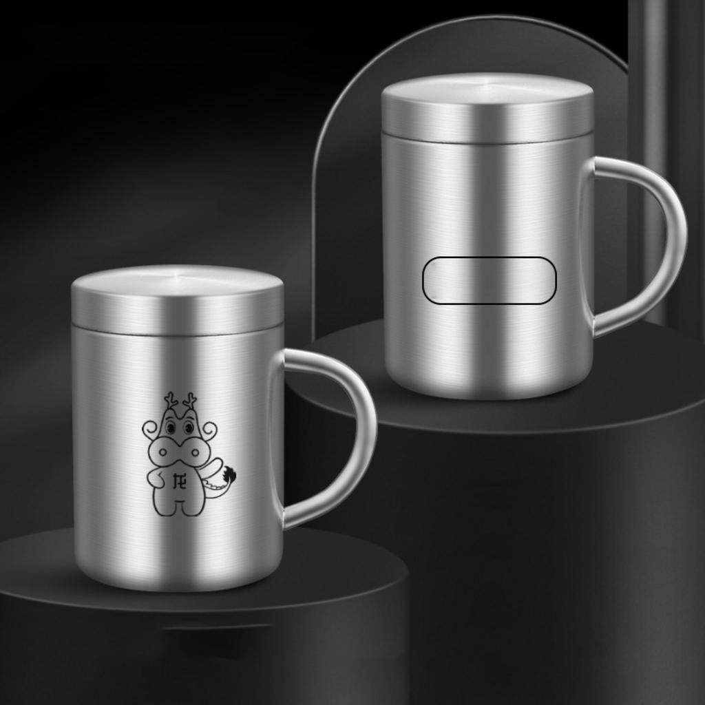 Ảnh zoom chi tiết vào các bộ phận của ca inox: mối hàn TIG của tay cầm, vạch chia khắc laser, độ dày thành ca.