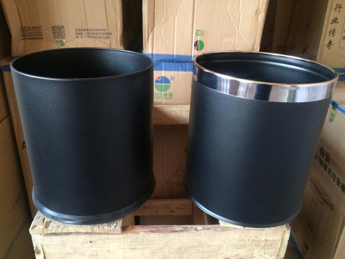 Các tính năng như nắp đóng êm và lớp phủ chống vân tay tạo nên sự khác biệt về chất lượng.