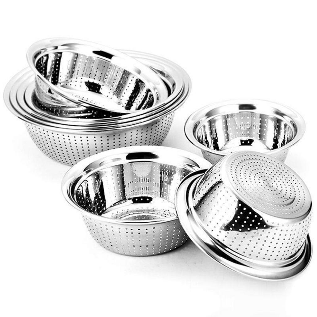 Nhân viên tư vấn đang trao đổi với khách hàng về chính sách cho đơn hàng dự án số lượng lớn.