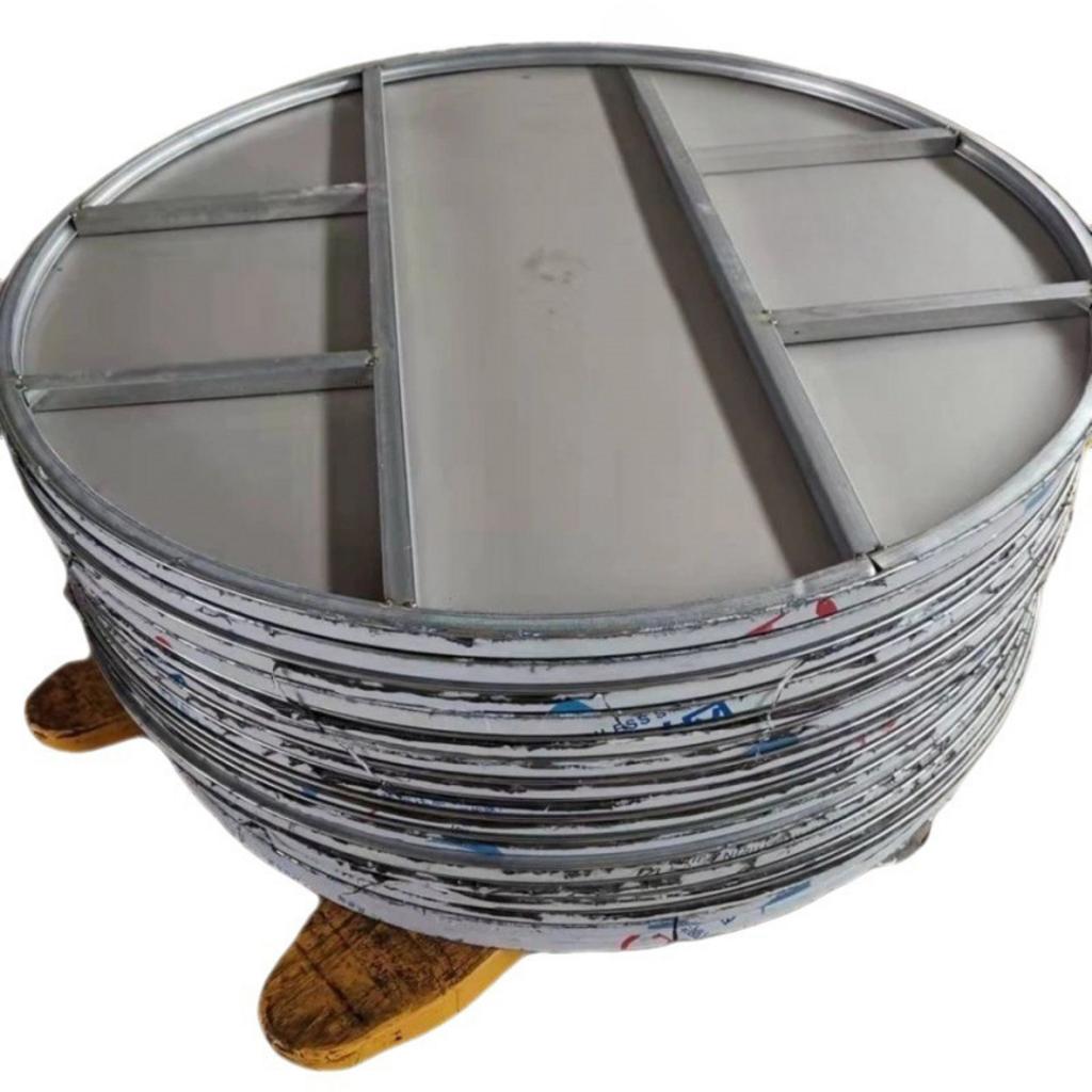 Logo của các chứng chỉ uy tín như NSF và ISO được đặt cạnh hình ảnh mặt bàn inox.