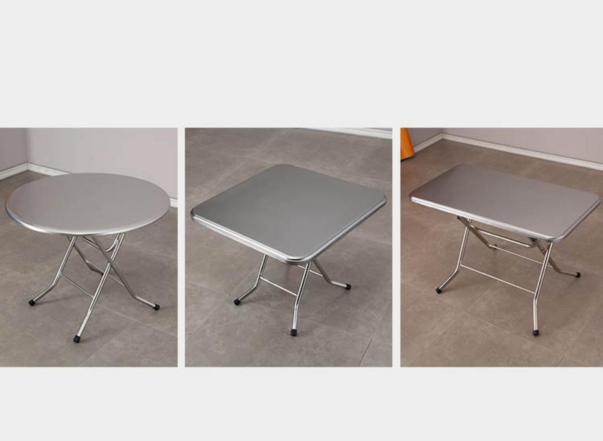 Hình ảnh con dấu chứng nhận HACCP bên cạnh một khu vực sơ chế thực phẩm sạch sẽ với các thiết bị bàn, chậu rửa bằng inox 304.