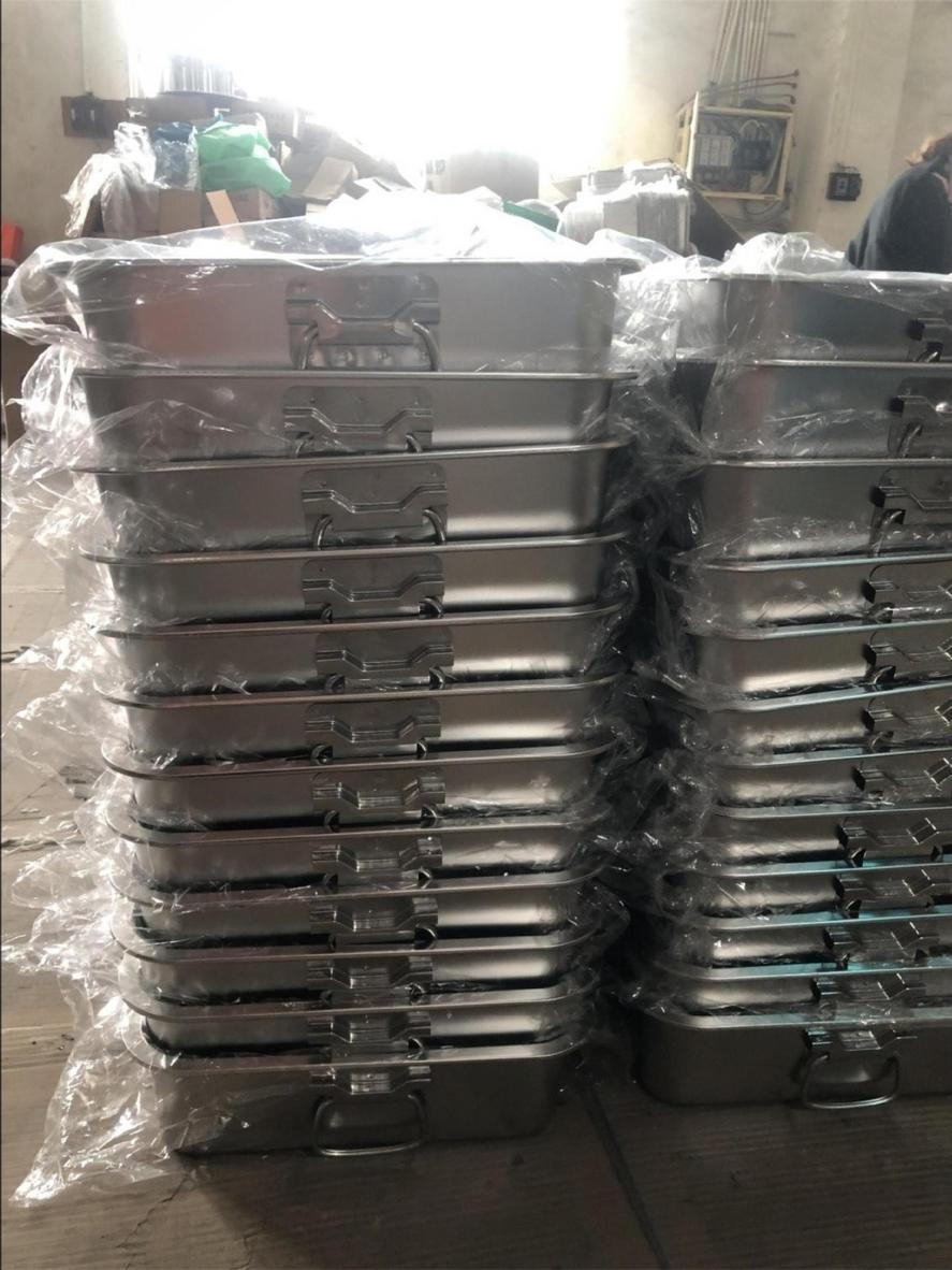 Logo của bộ tiêu chuẩn ISO 9001 và QCVN/BYT bên cạnh một chiếc khay y tế inox sáng bóng.