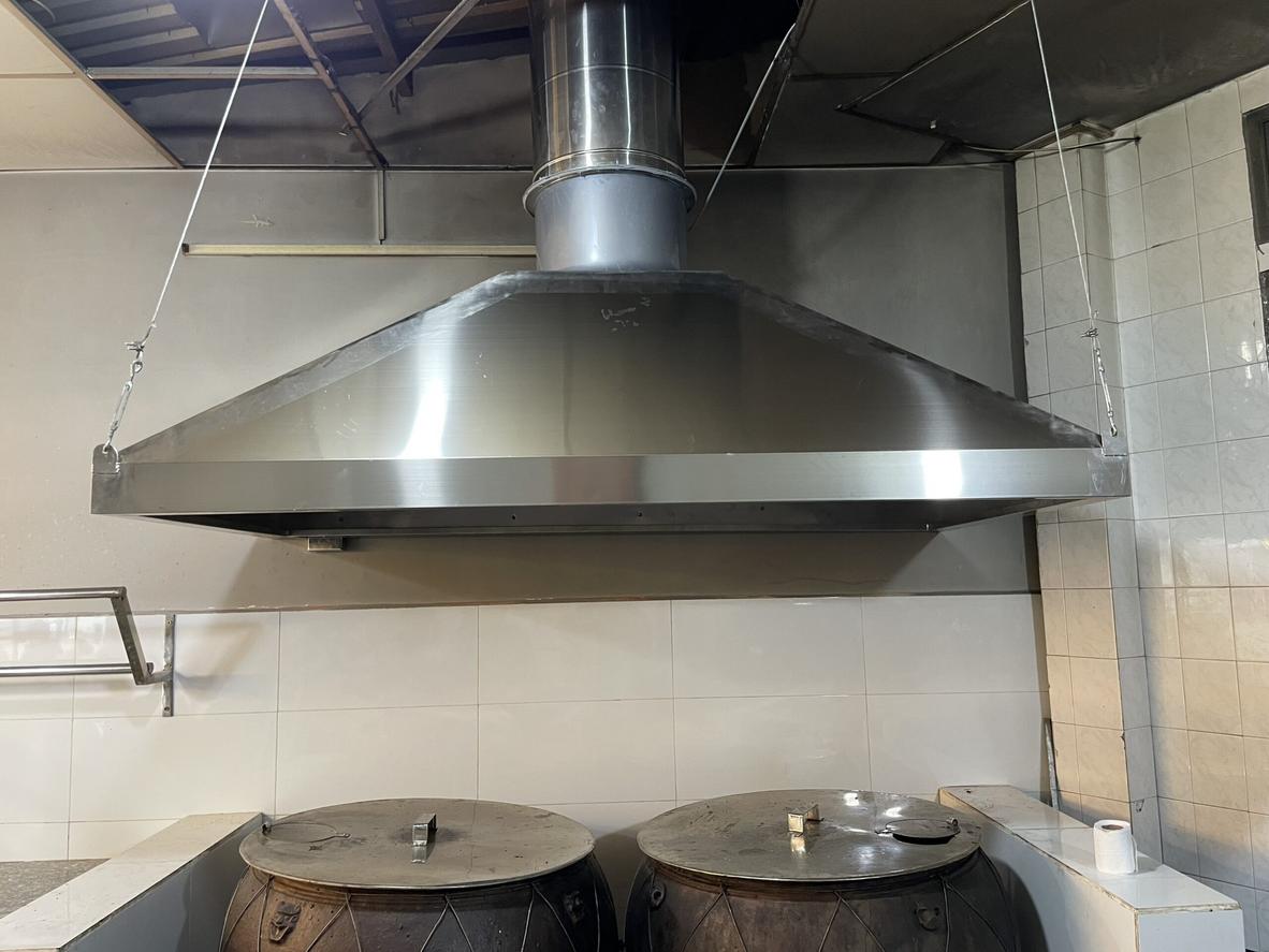 Hình ảnh thực tế Chụp hút khói bếp công nghiệp 6m sản xuất bởi Cơ Khí Đại Việt, thể hiện thiết kế hiện đại và vật liệu cao cấp.