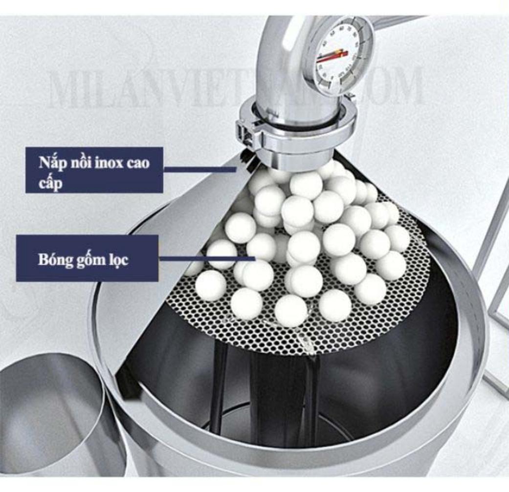 Nhân viên kỹ thuật đang tư vấn cho khách hàng về vật liệu và kết cấu của nồi nấu rượu.