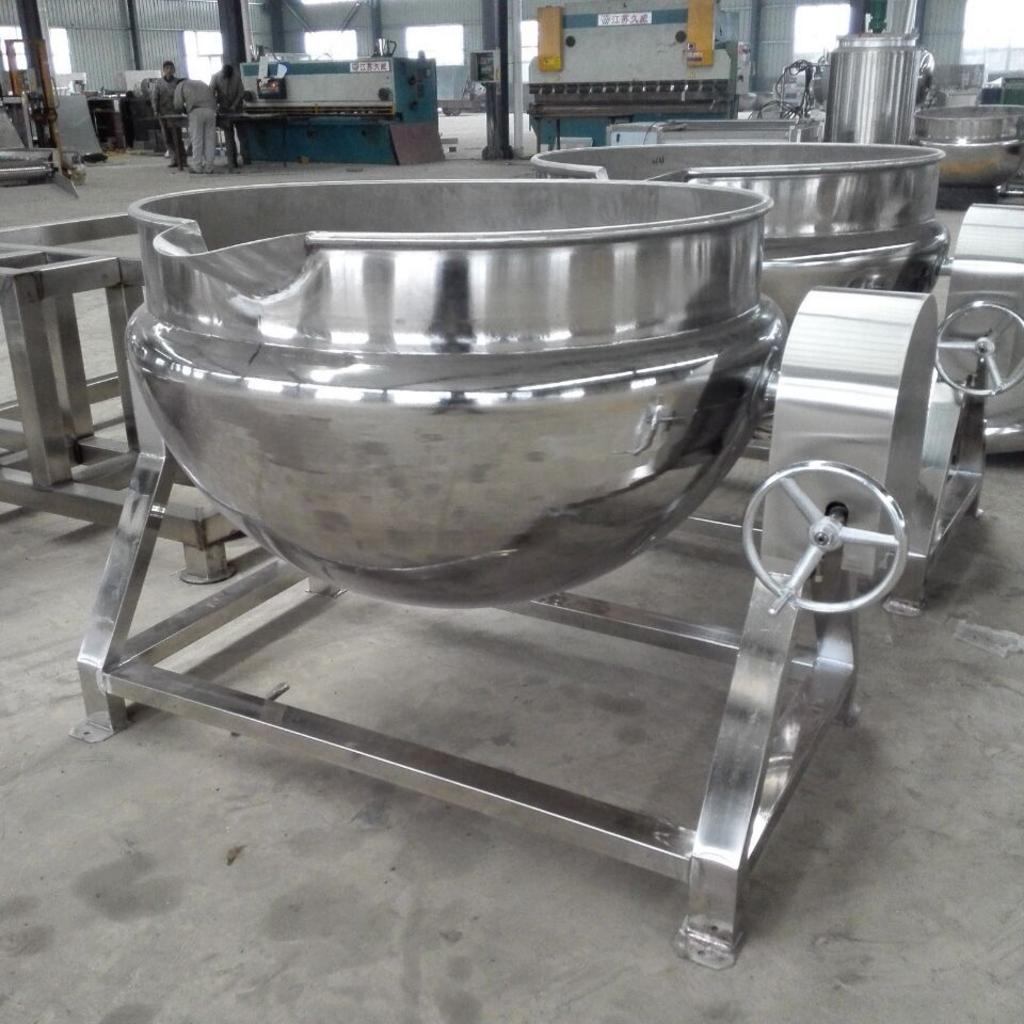 So sánh trực quan kích thước và kết cấu giữa máy xay công nghiệp (trái) và máy xay gia dụng (phải).