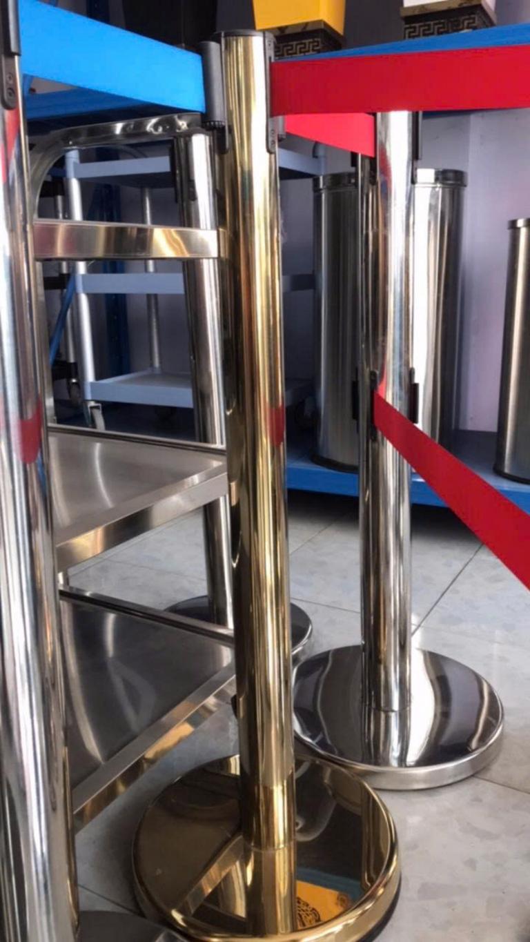 Cột chắn inox dây kéo đang được sử dụng để phân luồng hành khách tại khu vực làm thủ tục của sân bay.