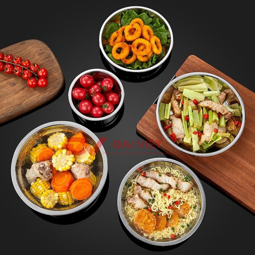 Trưng bày đa dạng các sản phẩm từ phụ kiện tủ bếp đến thiết bị bếp công nghiệp bằng inox.