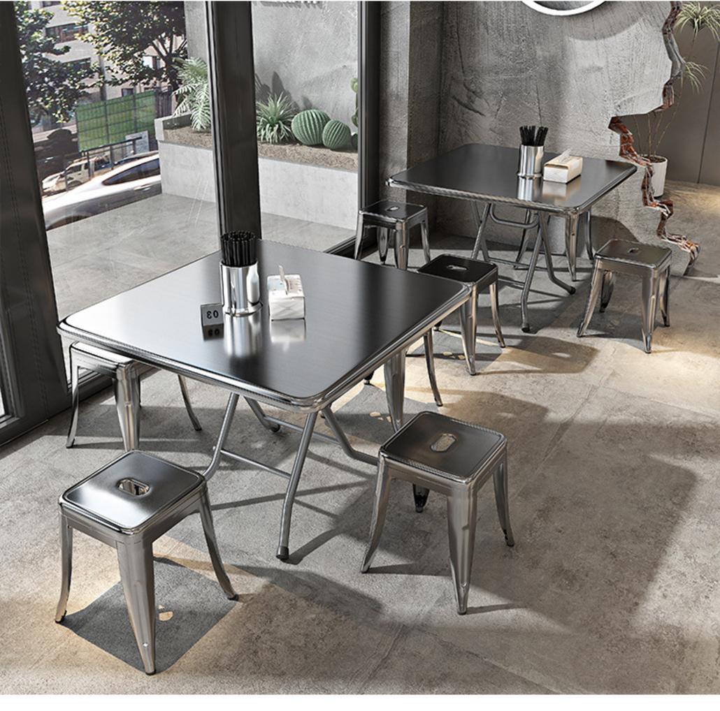 Showroom trưng bày các sản phẩm nội thất inox chủ lực của Cơ Khí Đại Việt, từ bàn ghế đến tủ kệ.