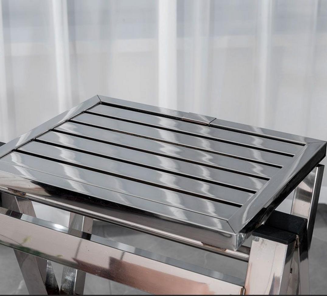 So sánh trực diện thang rút inox và thang rút nhôm để thấy rõ sự khác biệt về vật liệu và thiết kế.