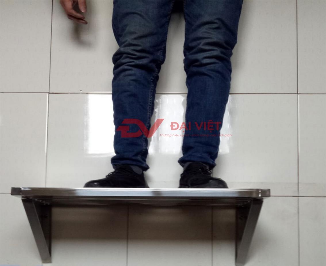 Nhân viên kỹ thuật đo đạc mặt bằng thực tế để tư vấn kích thước kệ phù hợp.