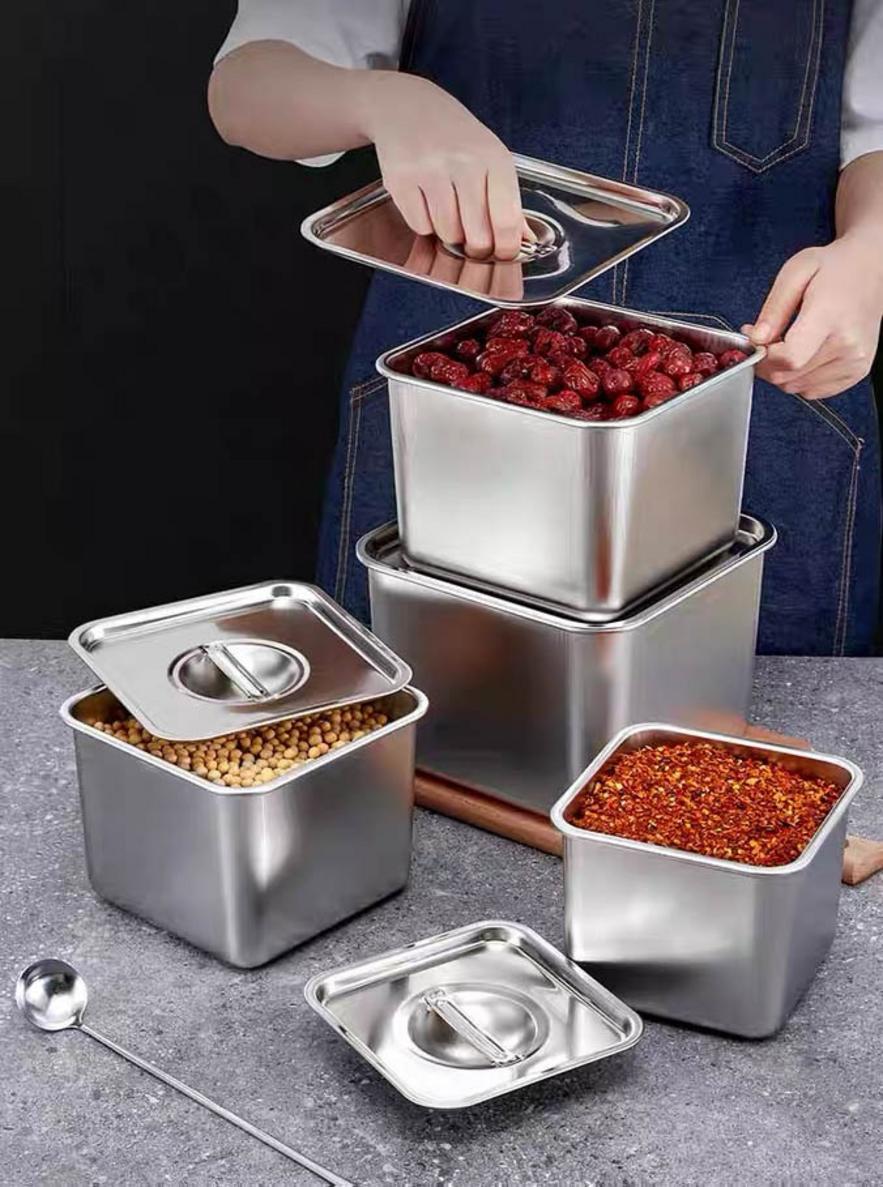 Kỹ thuật viên đang đo lọt lòng khoang tủ bếp để chọn kệ gia vị âm tủ có kích thước phù hợp.