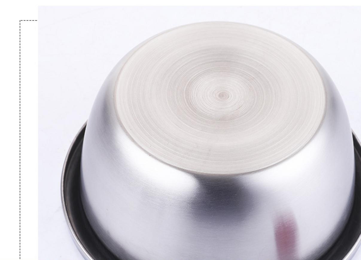 Một kỹ thuật viên đang dùng thước kẹp để đo độ dày của vành thau inox, minh họa cho việc kiểm tra chất lượng.