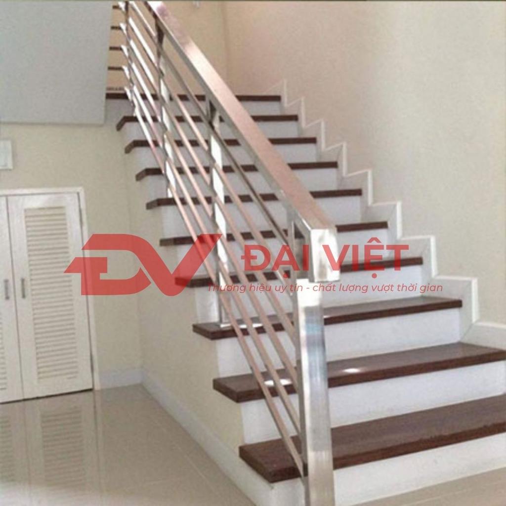 Kỹ thuật viên đang sử dụng thước đo để kiểm tra chiều cao và khoảng cách khe hở của lan can theo đúng tiêu chuẩn Việt Nam (TCVN).