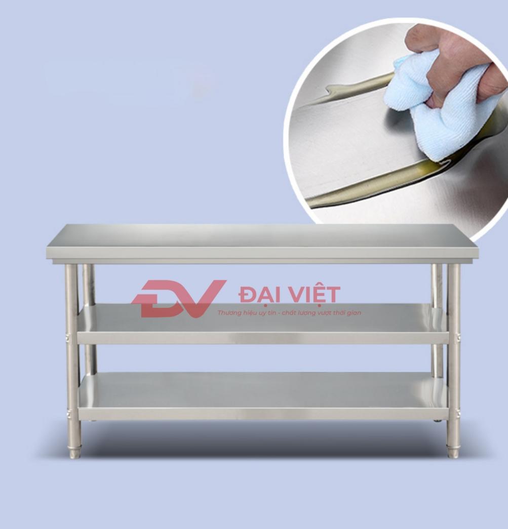 Đội ngũ kỹ thuật của Cơ Khí Đại Việt đang lắp đặt hệ thống bàn bếp inox tại một dự án nhà hàng.