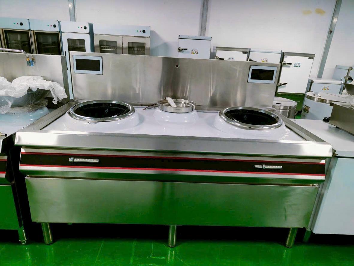 Hình ảnh thực tế hệ thống bếp từ đôi công nghiệp được Cơ Khí Đại Việt lắp đặt cho một chuỗi nhà hàng lớn tại TP.HCM.