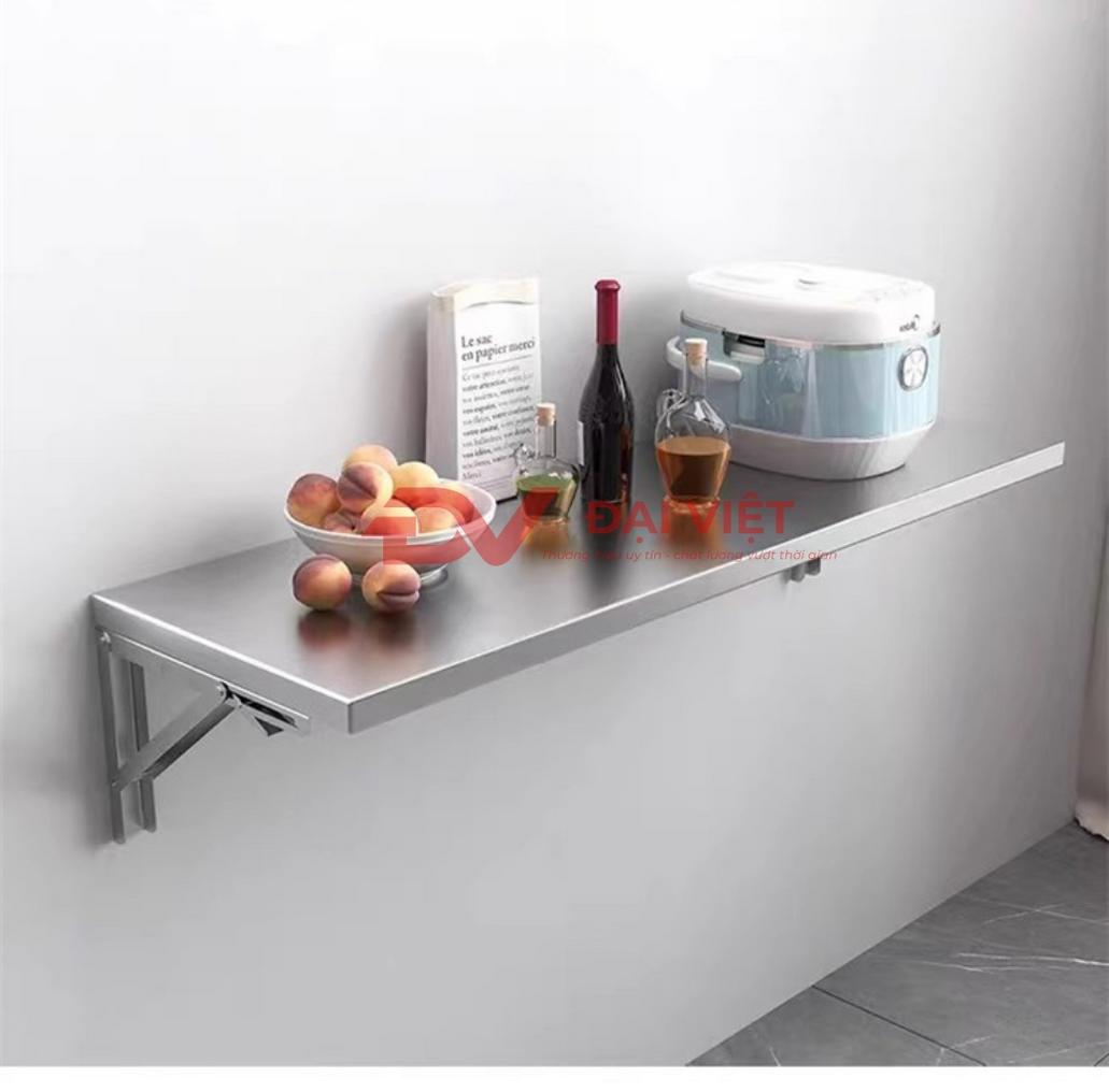 Hệ thống kệ inox treo tường được lắp đặt hoàn chỉnh tại bếp của khách sạn Liberty Central.