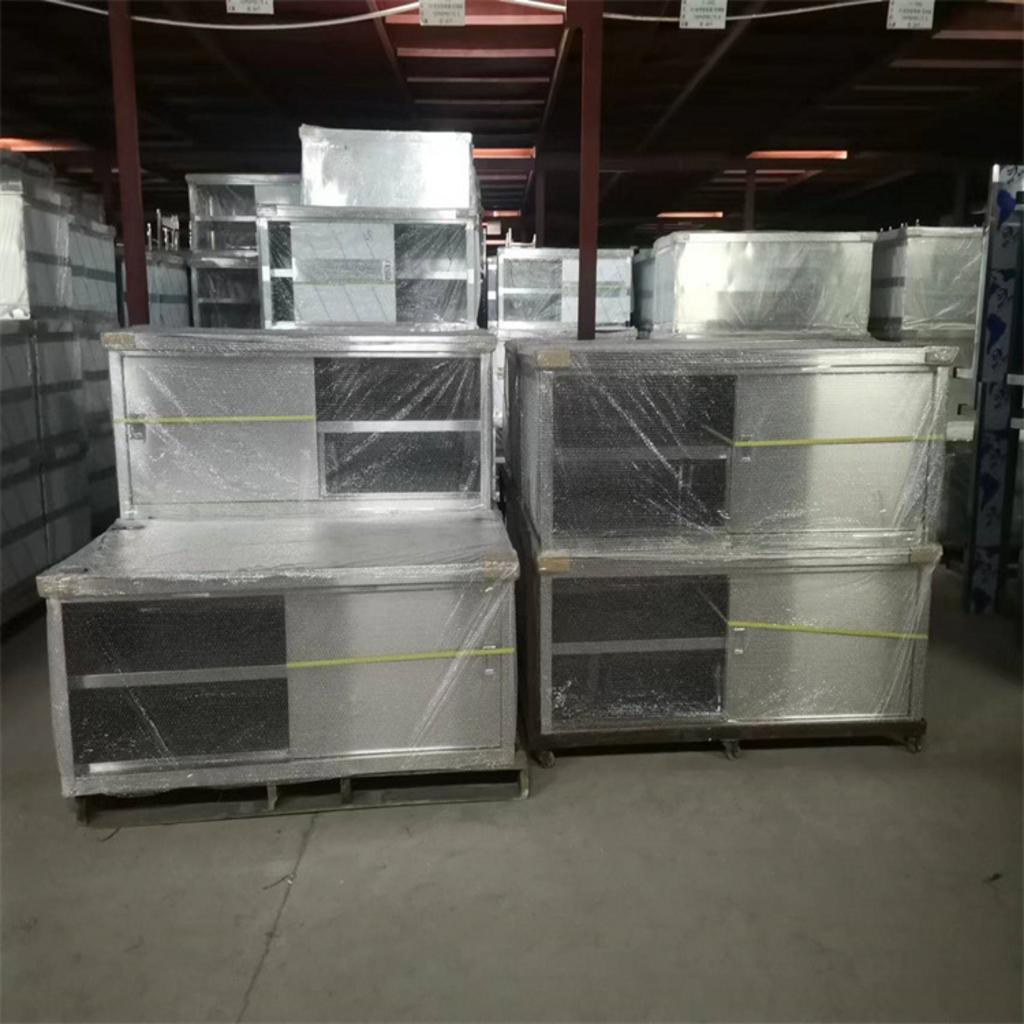 Hình ảnh thực tế dự án lắp đặt hệ thống tủ chén và thiết bị inox cho một bếp ăn công nghiệp.