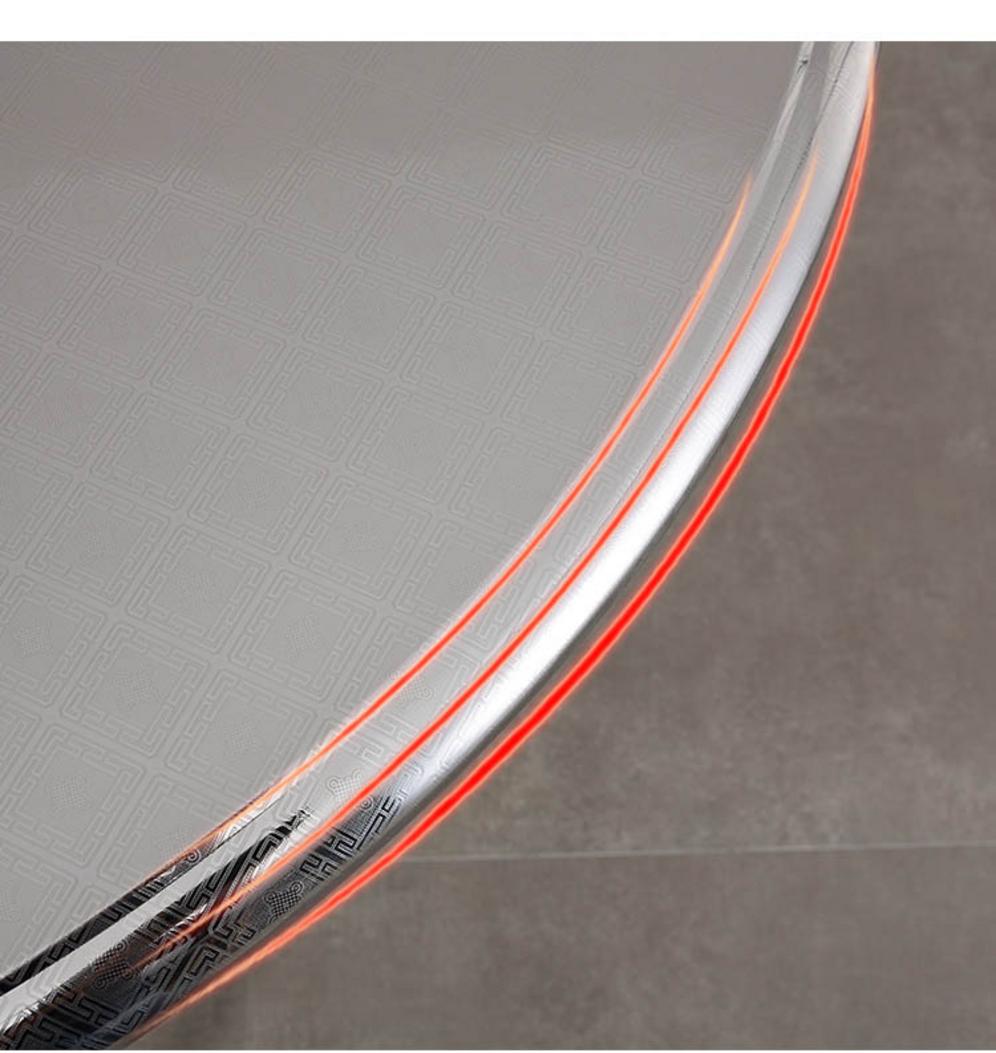 Hình ảnh một người đang dùng khăn mềm và dung dịch chuyên dụng để vệ sinh mặt bàn inox sáng bóng.