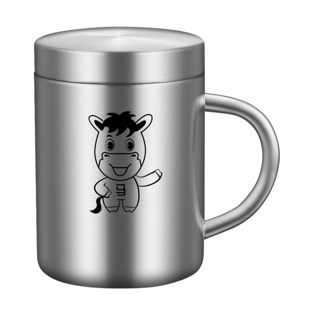 Kỹ thuật viên đang vận hành máy khắc laser trên một chiếc ca inox. Bên cạnh là bản vẽ kỹ thuật 2D của sản phẩm.