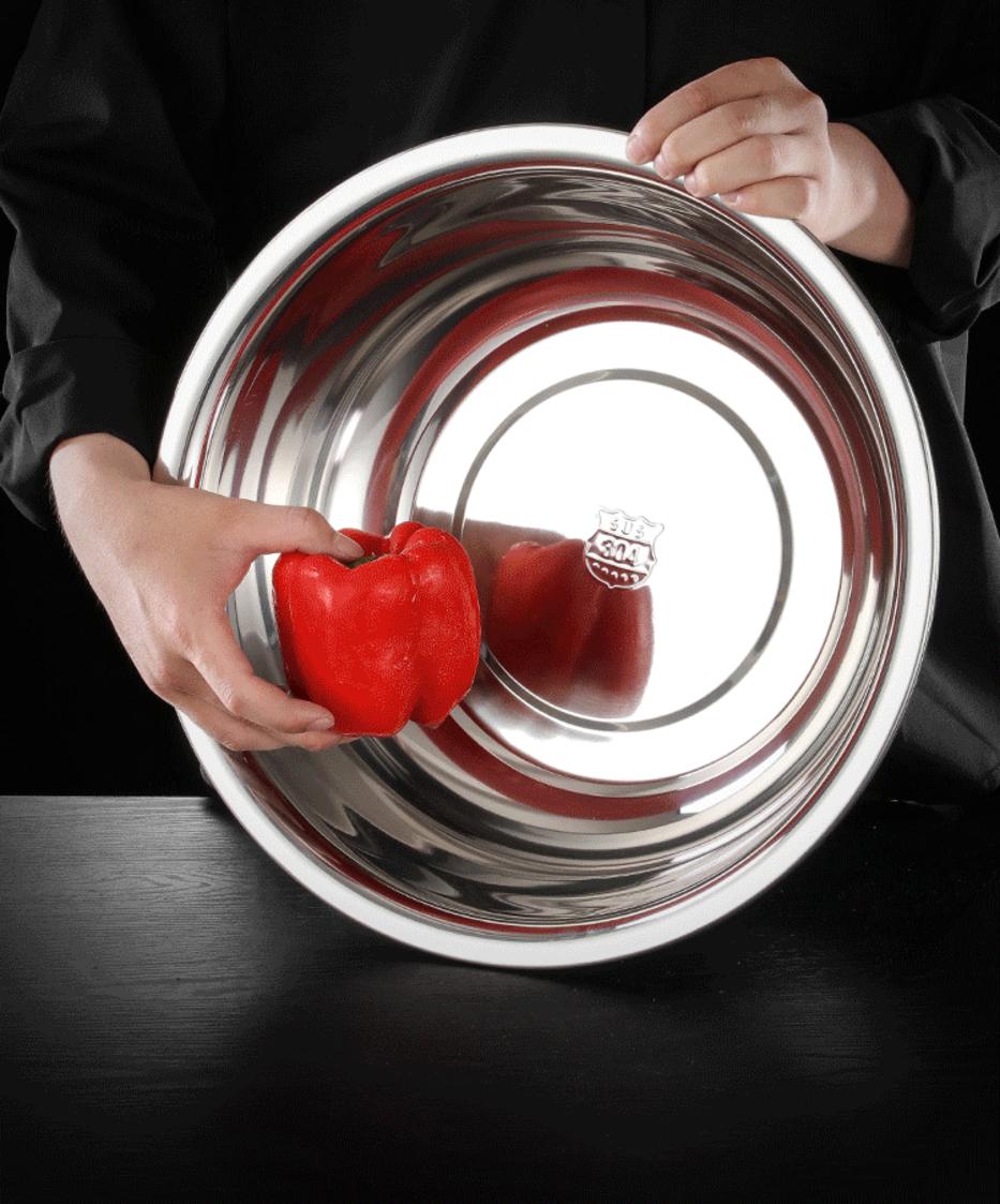 Thợ kỹ thuật đang gia công một chiếc thau inox kích thước lớn theo bản vẽ tại xưởng.