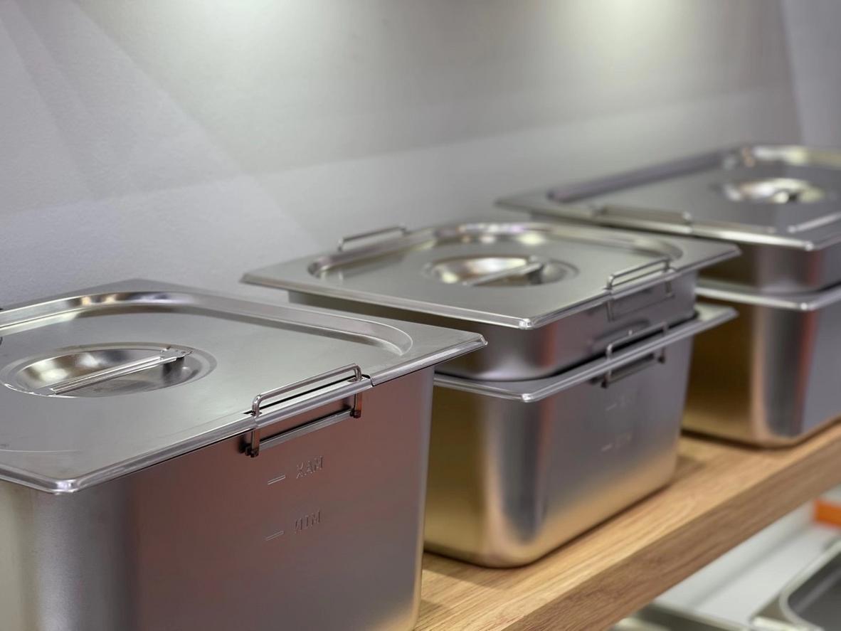 Đồ họa đơn giản so sánh chi phí ban đầu và tổng chi phí sở hữu (TCO) giữa khay inox 201 và 304.