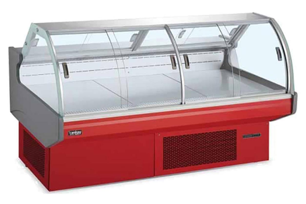 Rèm che ban đêm được kéo xuống trên dãy tủ mát mặt hở để giữ nhiệt và tiết kiệm điện.